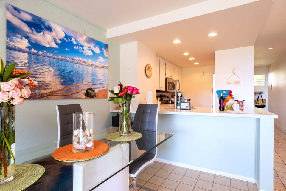 Fully equipped kitchen open to dining area