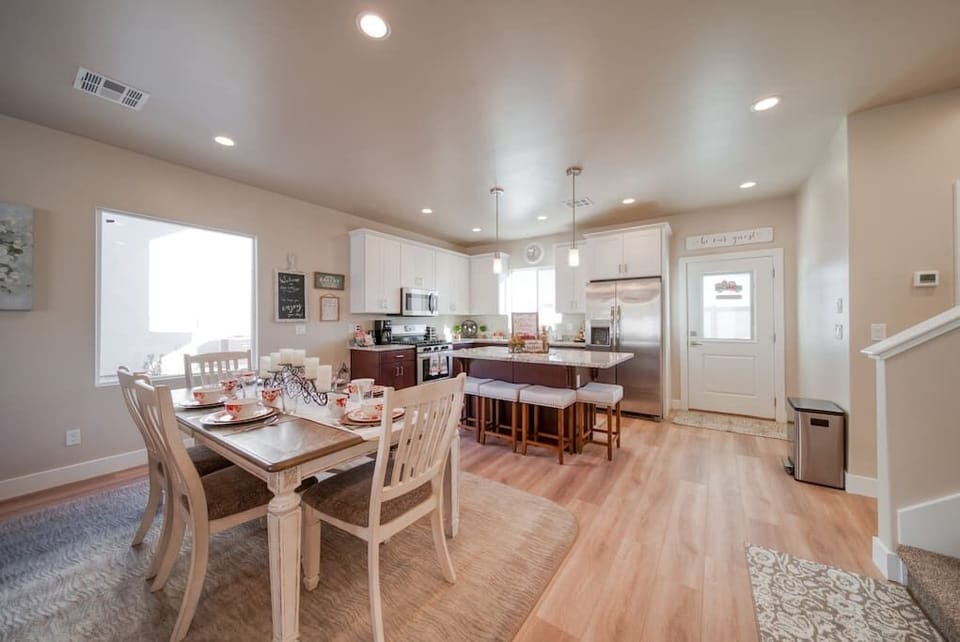 Dining Room/Fully-Stocked Kitchen - Fall Season 