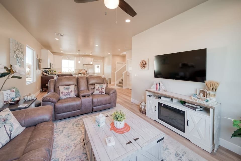 Living Room/TV/Fireplace/Kitchen - Fall Season