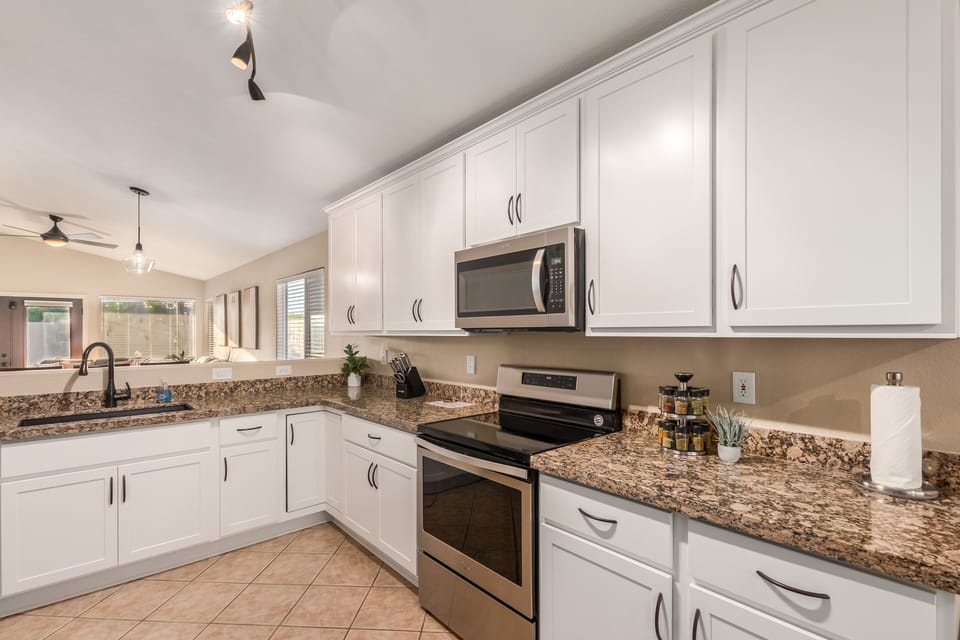 Well appointed kitchen, hungry anyone?