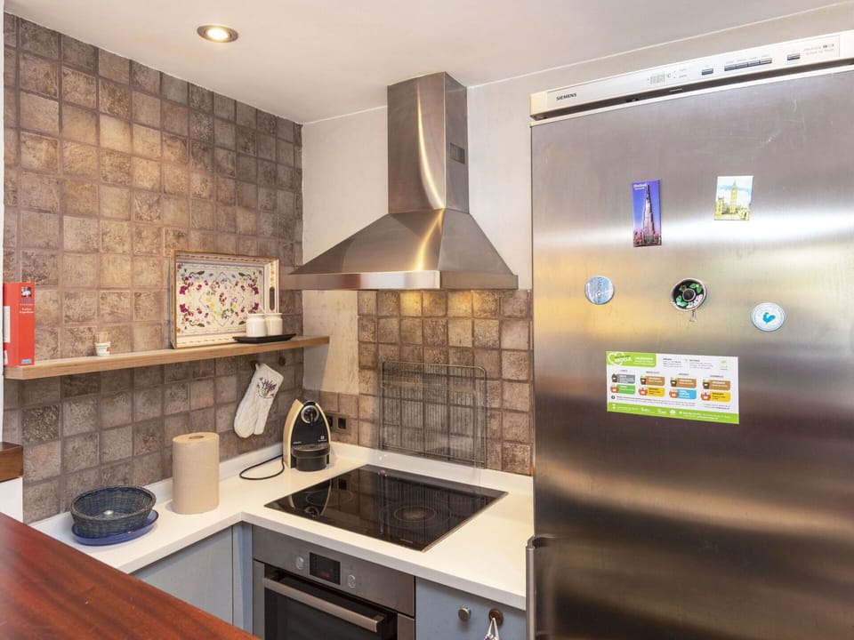 Cabinetry, Countertop, Property, Gas Stove, Kitchen Appliance, Interior Design, Building, Kitchen Stove, Wood, Lighting