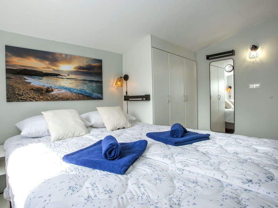 Furniture, Picture Frame, Comfort, Azure, Wood, Interior Design, Bed Frame, Lamp, Flooring