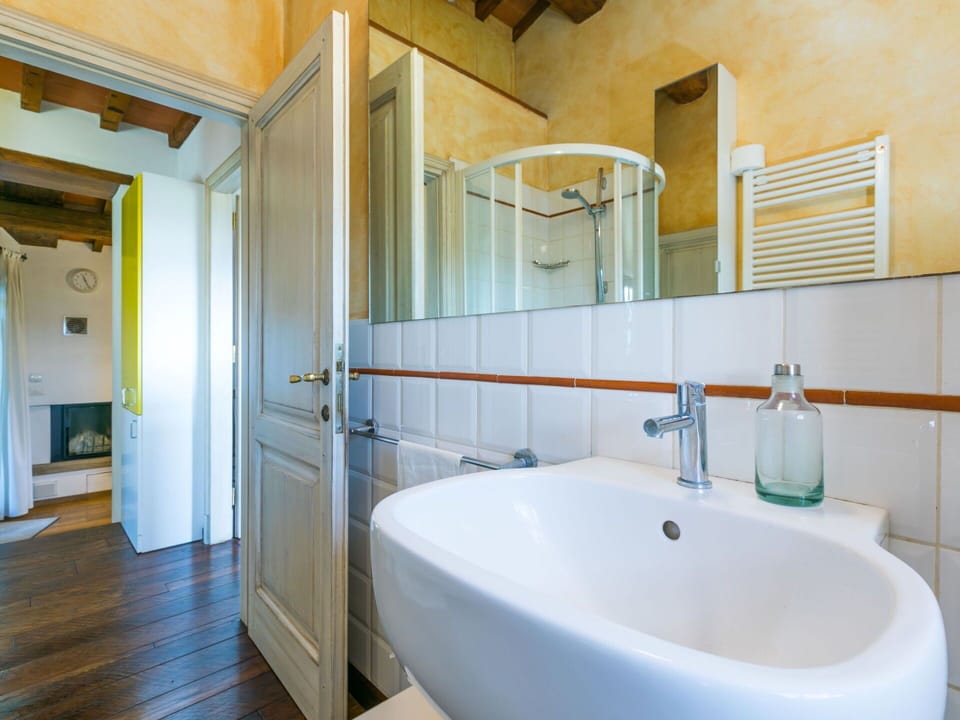 Plumbing Fixture, Tap, Bathtub, Building, Bathroom, Sink, Wood, Interior Design, Floor