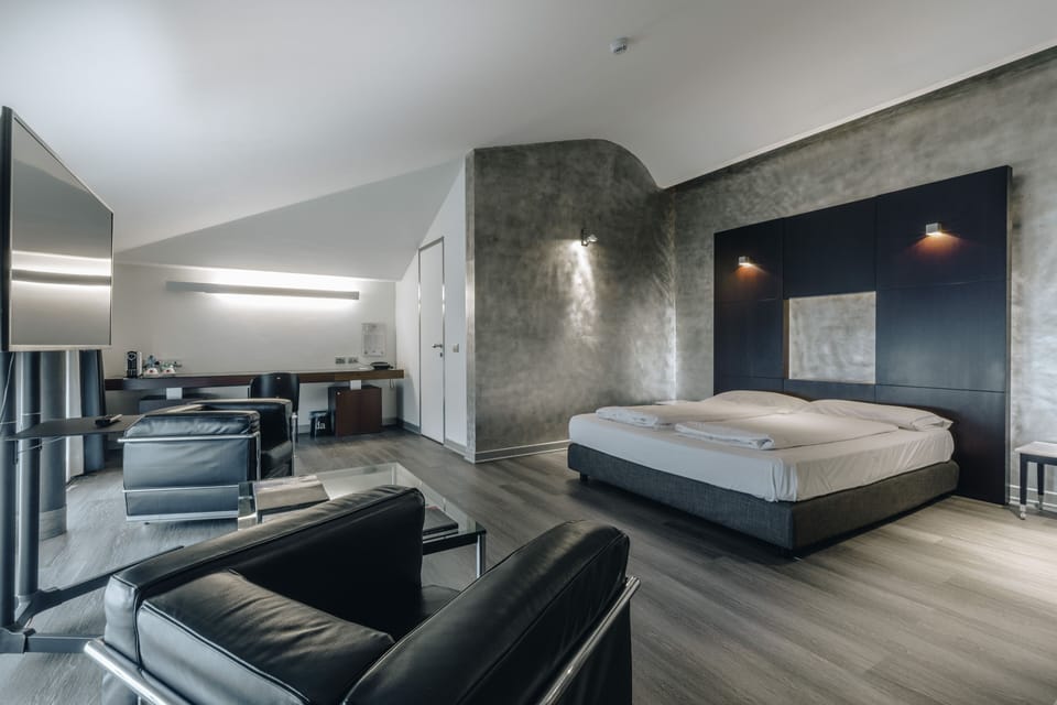 Junior Suite | Hypo-allergenic bedding available, down comforters, minibar