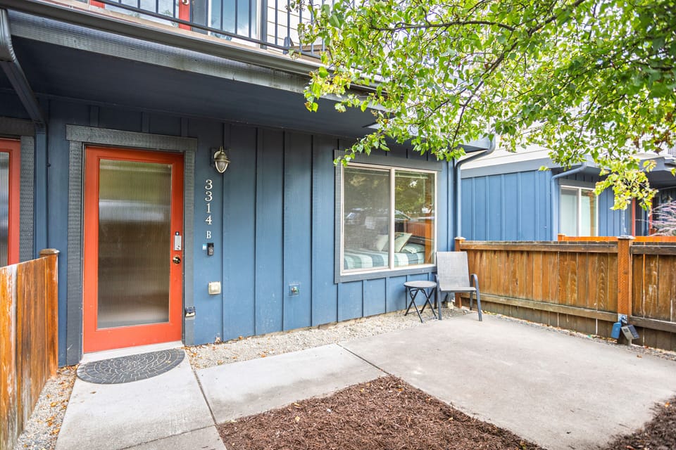 Front yard with patio furniture included, gated area which is great for pets