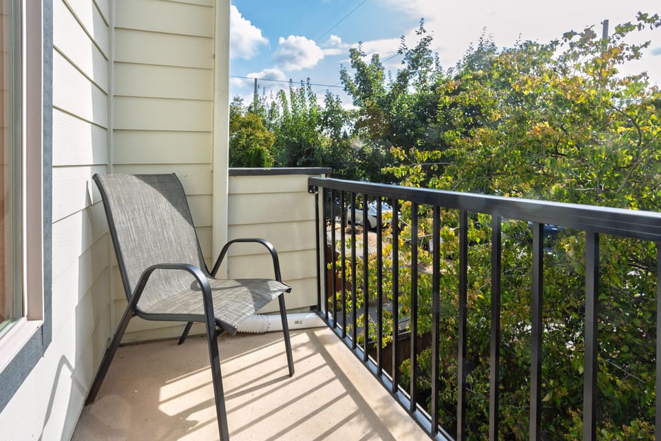Outdoor balcony (2nd/main floor)