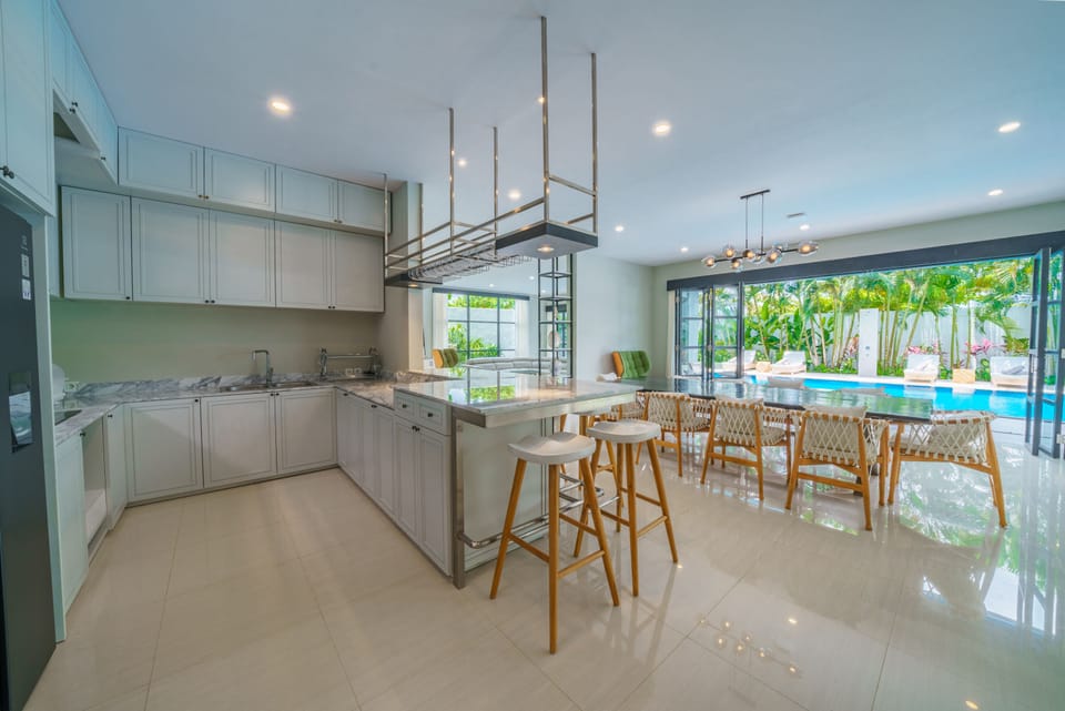 Full-size fridge, stovetop, kitchen islands