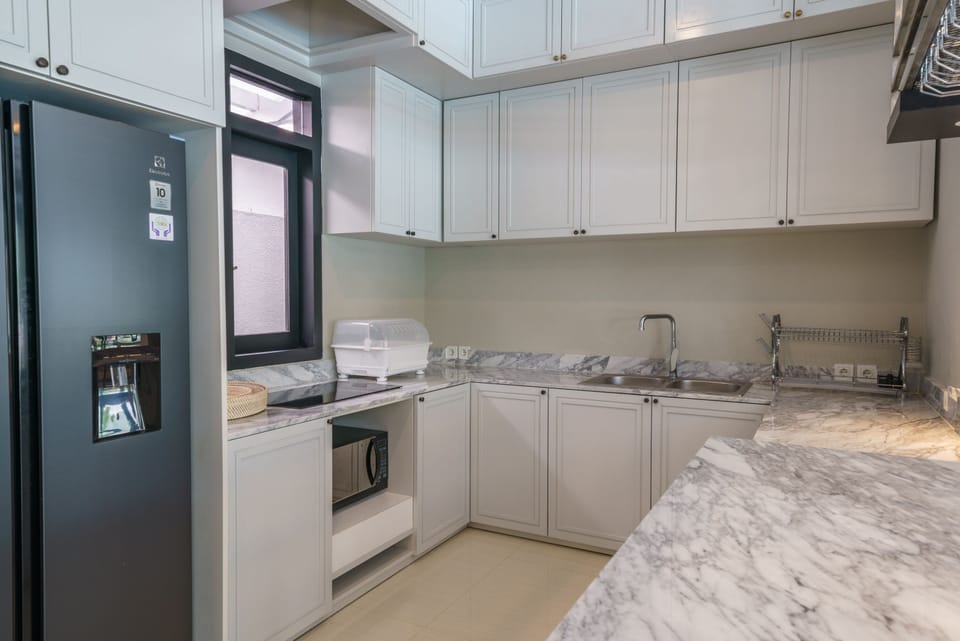 Deluxe Villa | Private kitchen | Full-size fridge, stovetop, kitchen islands
