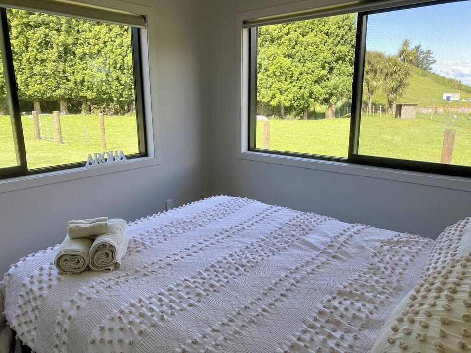 Beautiful queen bedroom, brand new bed/mattress and lovely bed linens. large retractable insect screen for lovely cool nights
