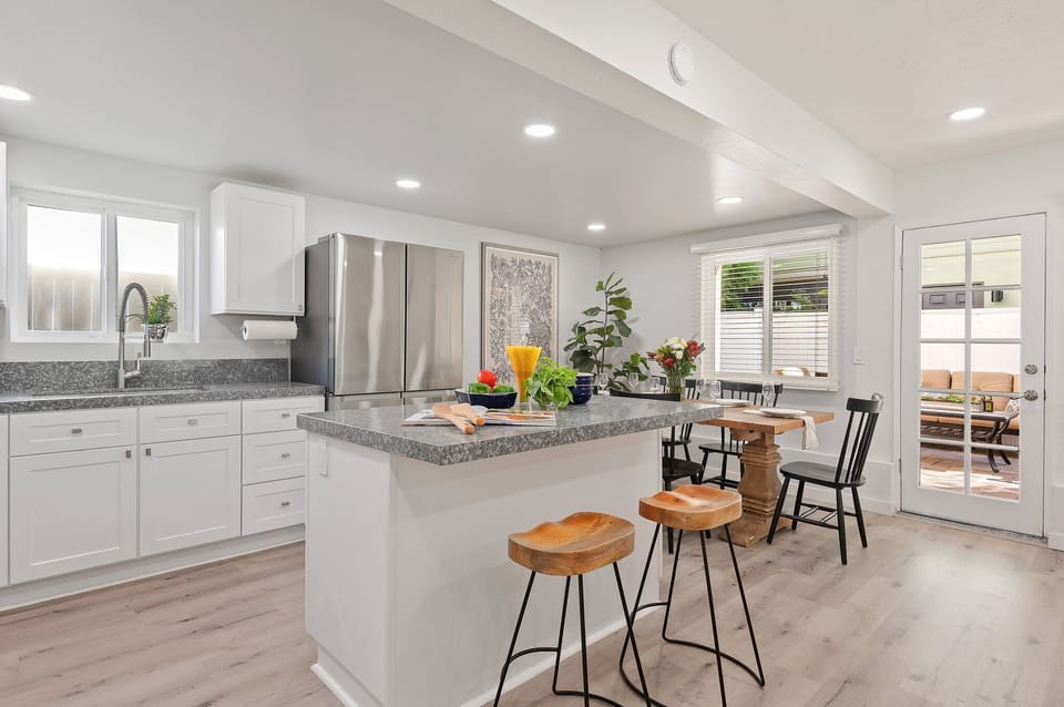 Kitchen & Island Bar