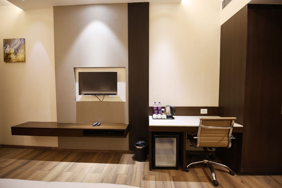 Deluxe Room | Premium bedding, down comforters, memory foam beds, minibar