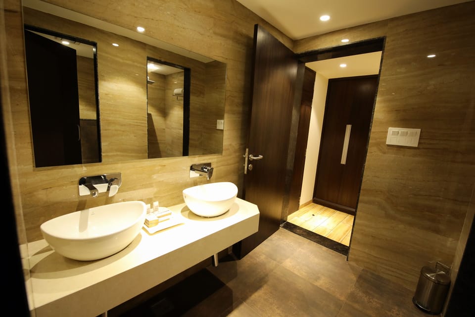 Suite | Bathroom | Shower, rainfall showerhead, free toiletries, hair dryer