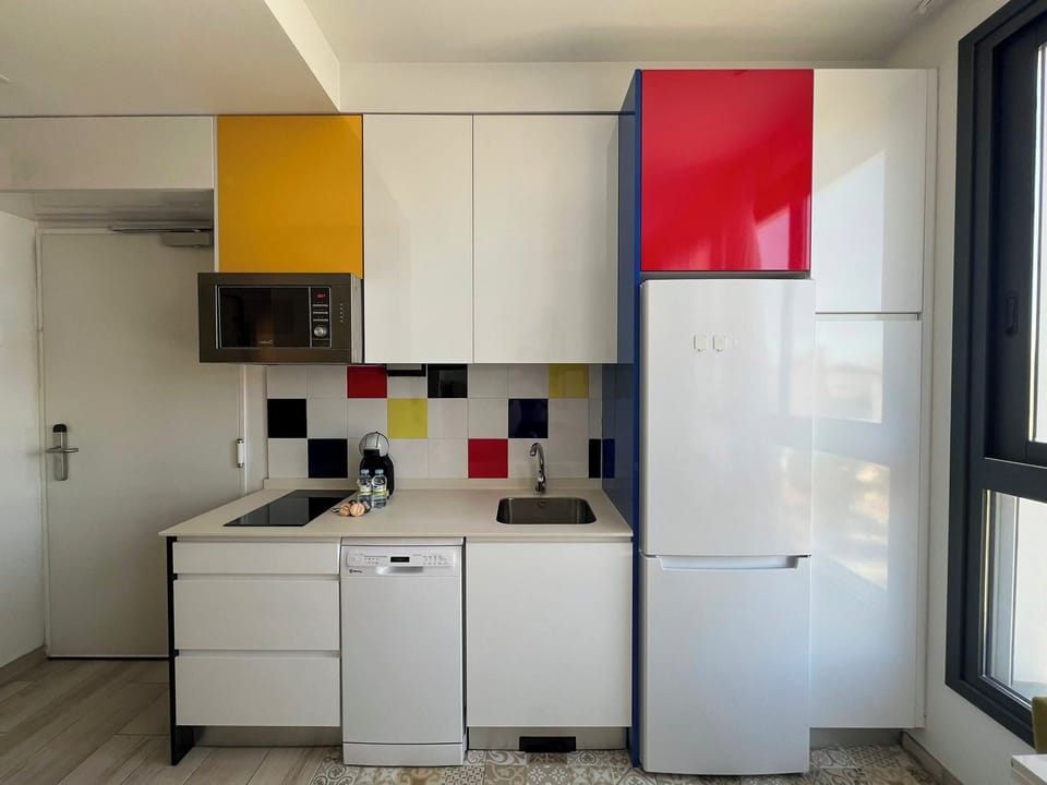 Standard Studio | Private kitchen | Coffee/tea maker, highchair, dining tables