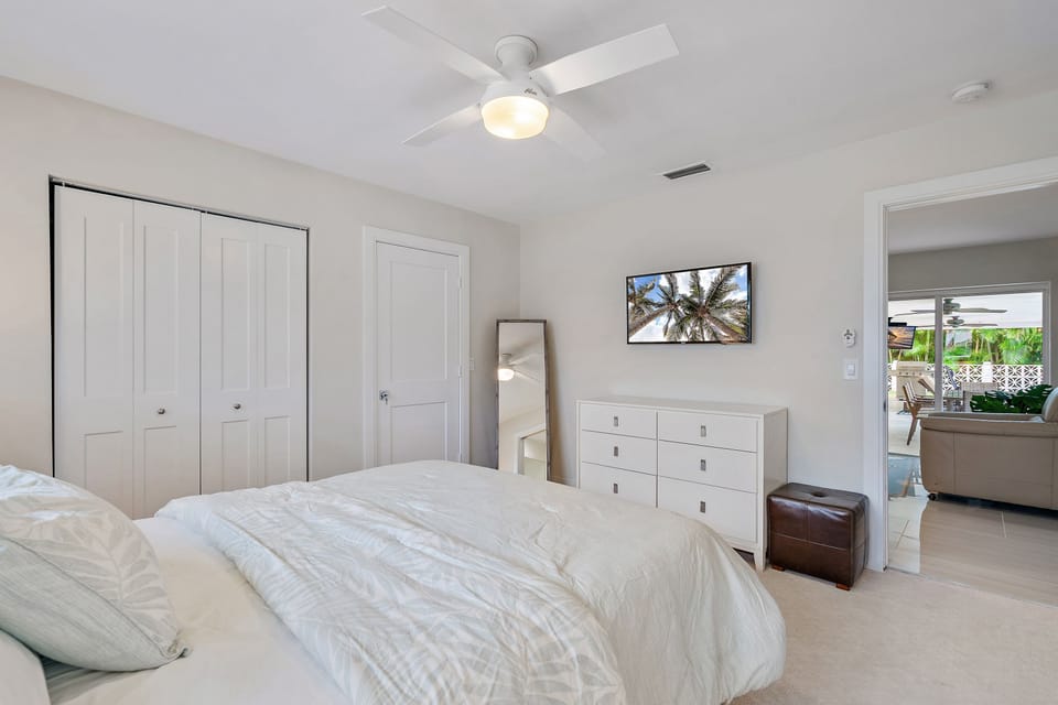 Queen bedroom with jack/jill bathroom