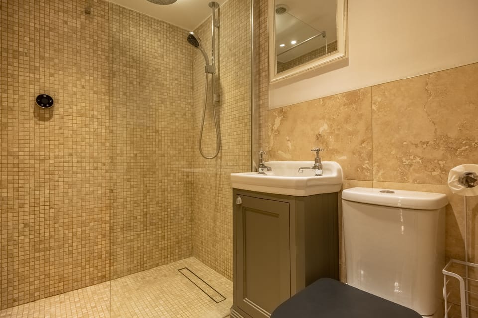 First floor: Shower room with walk-in shower cubicle