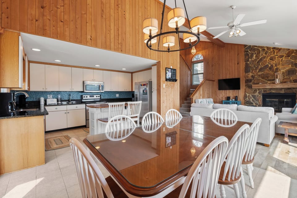 SH08: Serenity Shores | Mid Level Dining Area