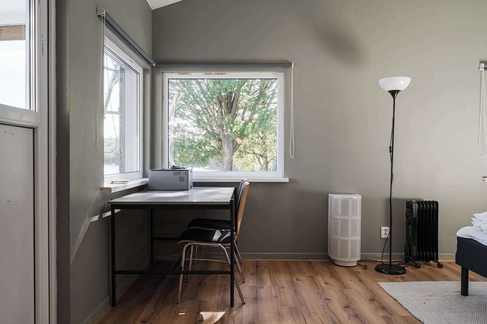 Corner sleeping room with desk