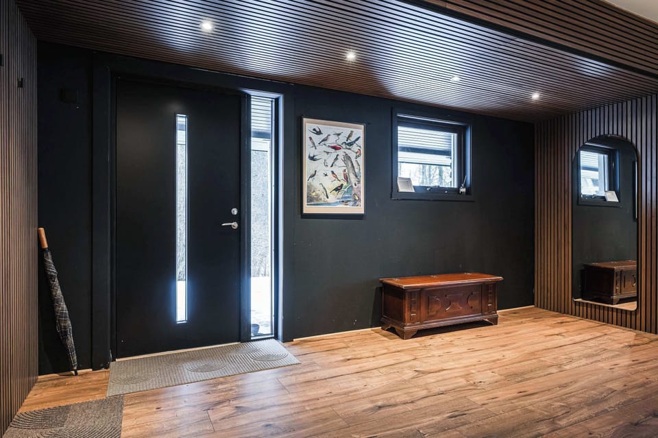 Foyer with space to enter. 