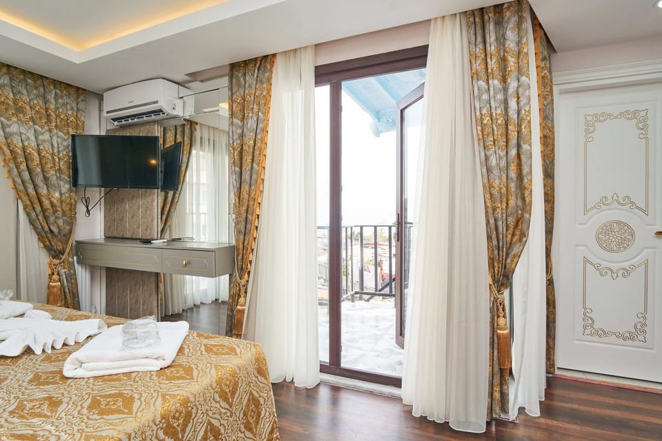 Deluxe Room | Egyptian cotton sheets, premium bedding, minibar, in-room safe