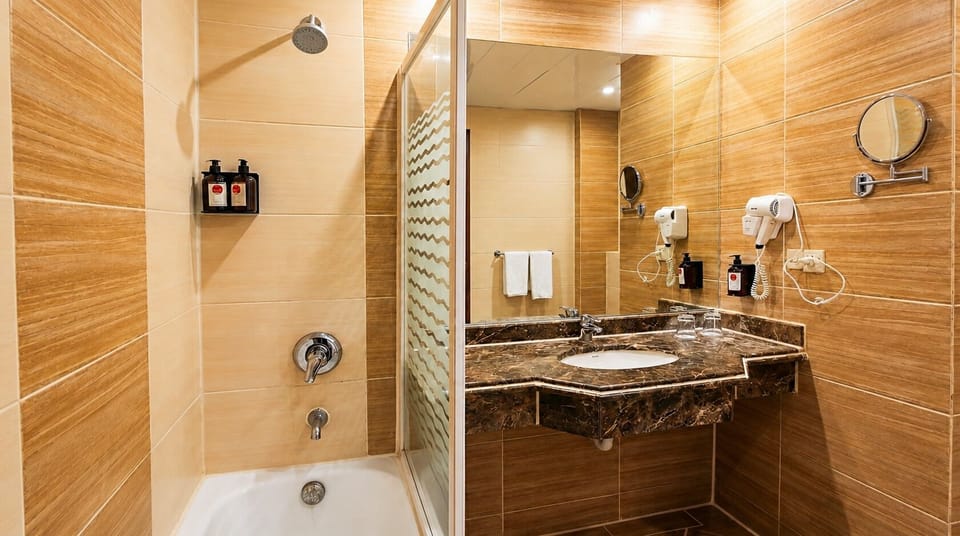 Deluxe Pool View | Bathroom | Bathtub, free toiletries, hair dryer, bidet