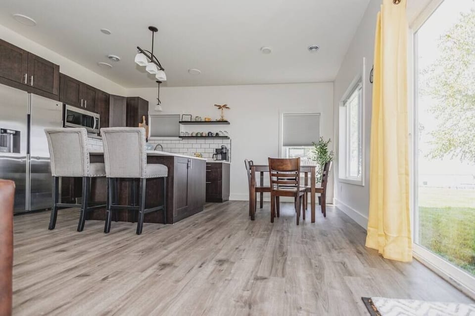 Dining/Island Area
