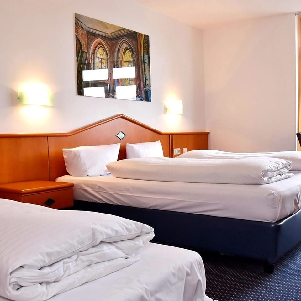 Triple Room (Cosy) | In-room safe, soundproofing, free WiFi, bed sheets