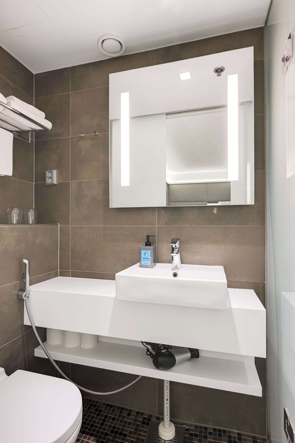 Shower, hair dryer, towels