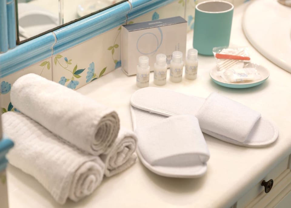 Family Room | Bathroom