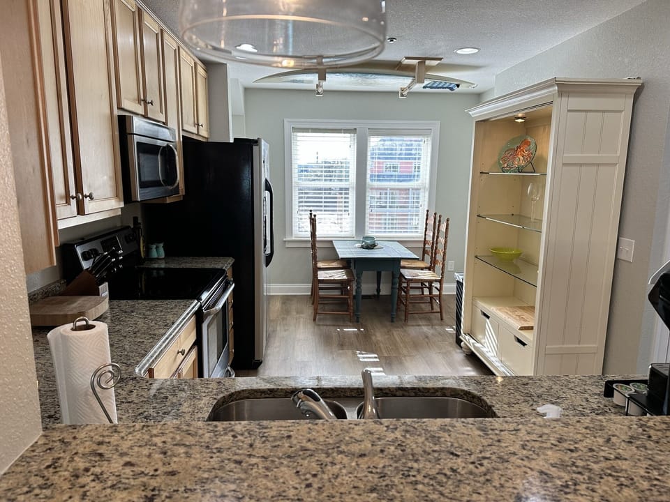 Full Kitchen with Eat-In