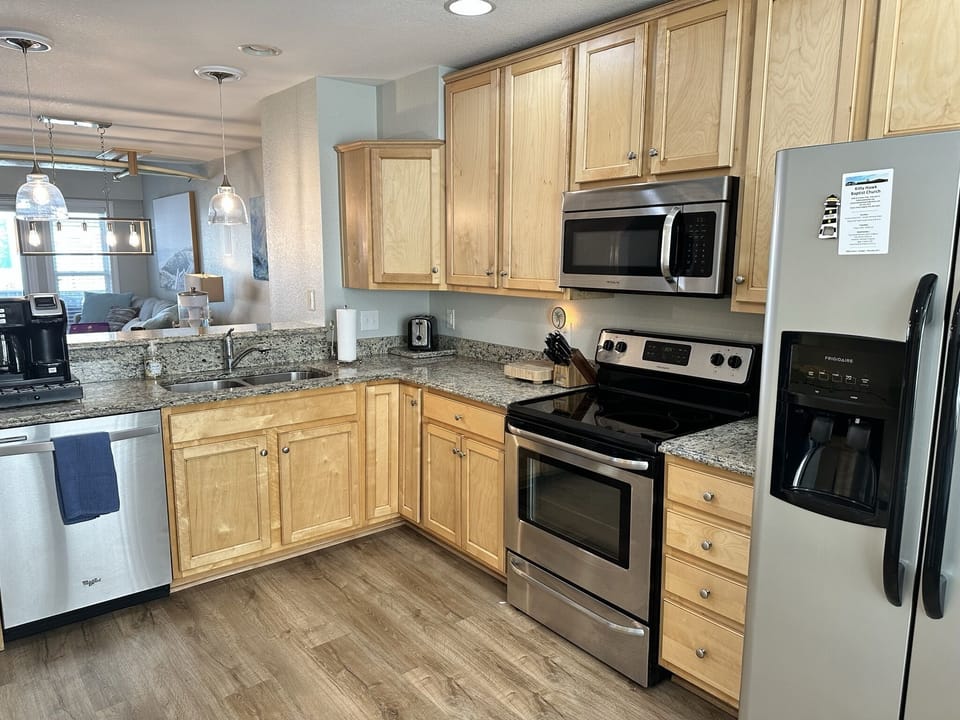 Full Kitchen with DW