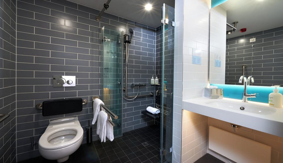 Standard Room, 1 Queen Bed, Accessible | Individually decorated, desk, laptop workspace, blackout drapes