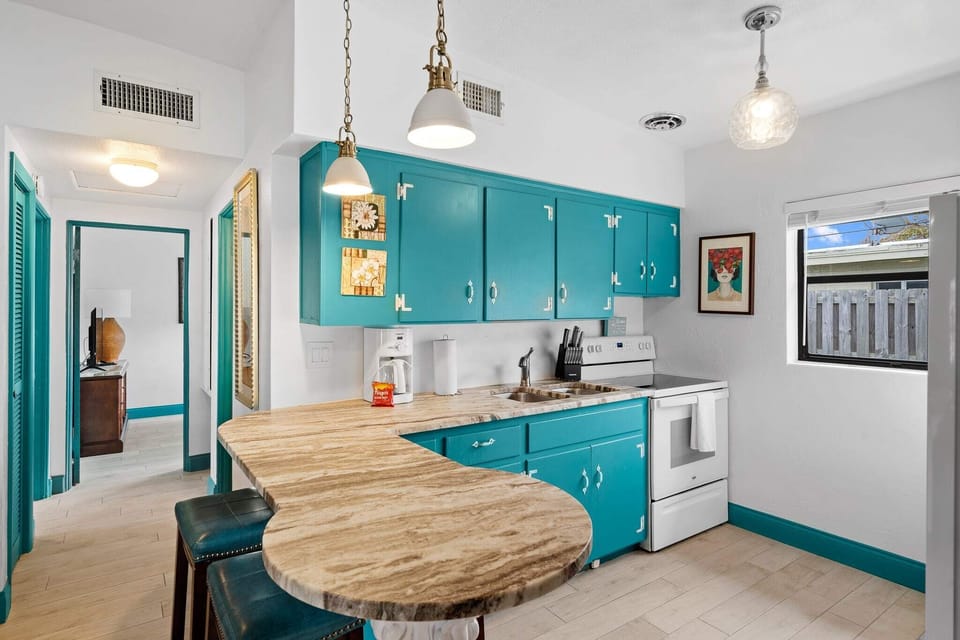Kitchen / Breakfast Bar