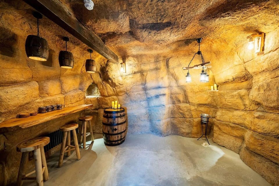 Clwyd Gate Manor Pool Sauna Hottub Cave Wales House in Wales