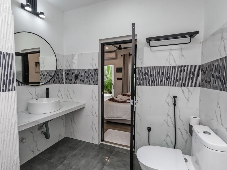 Shower, rainfall showerhead, free toiletries, hair dryer