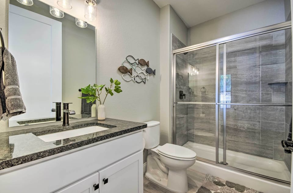 Full Bathroom | Towels Provided