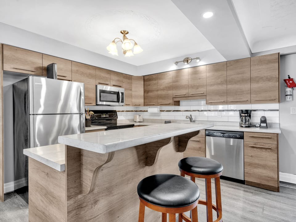Fully equipped modern kitchen.