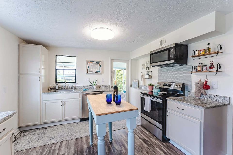 Full kitchen for all your cooking needs