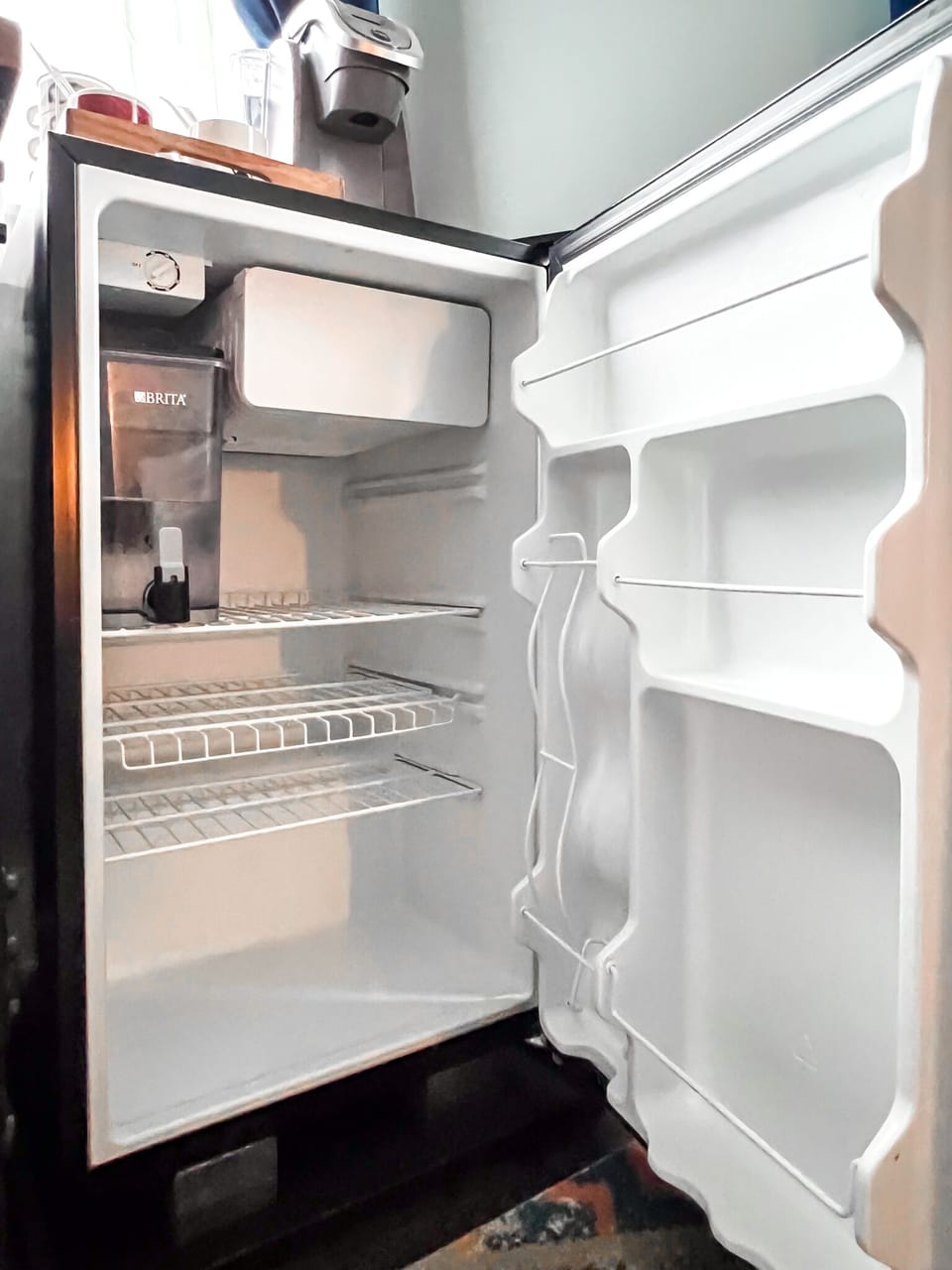 Mini fridge with filtered water is provided.