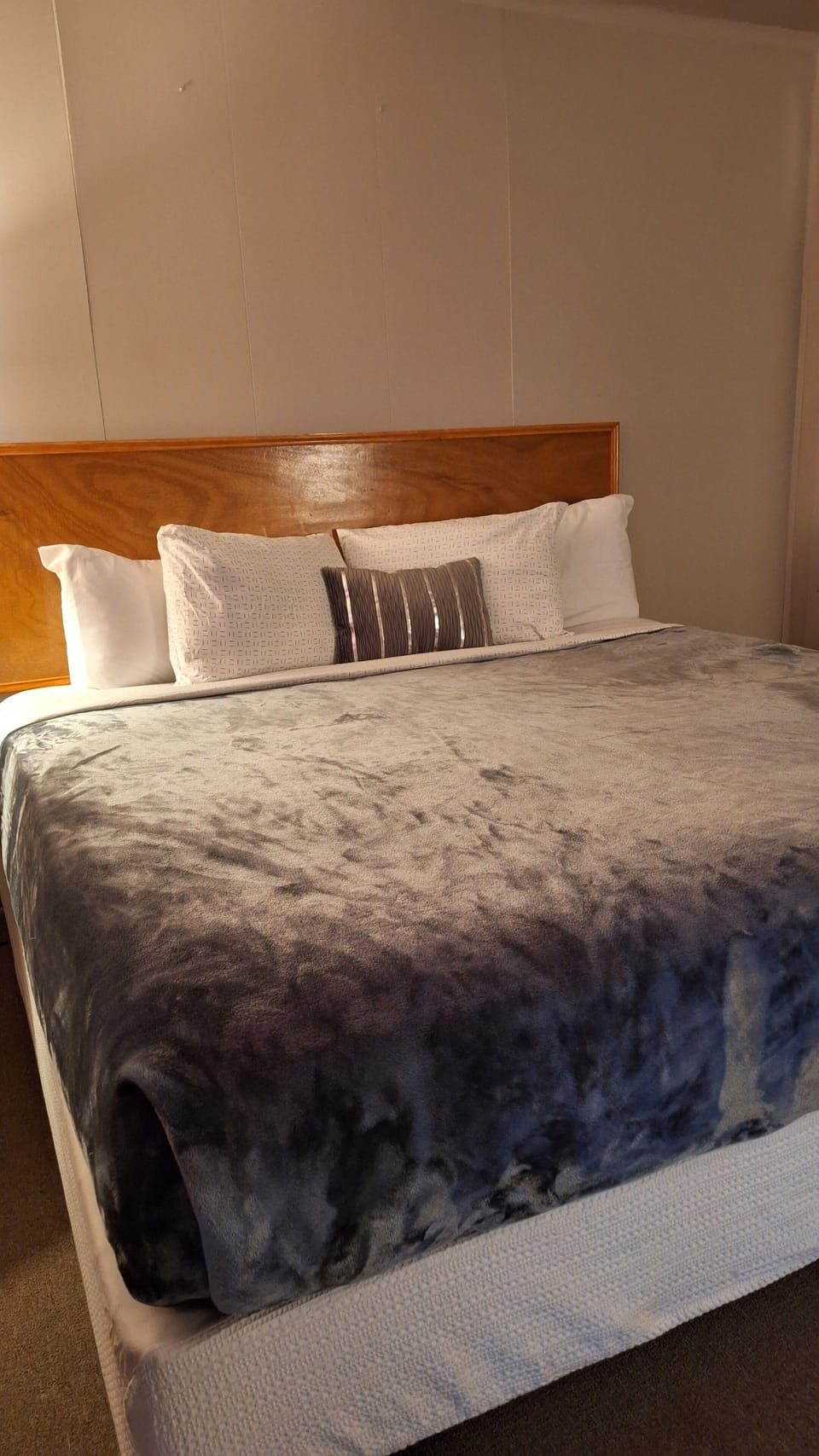 Standard Single Room, 1 King Bed | Desk, laptop workspace, WiFi (free), bed sheets