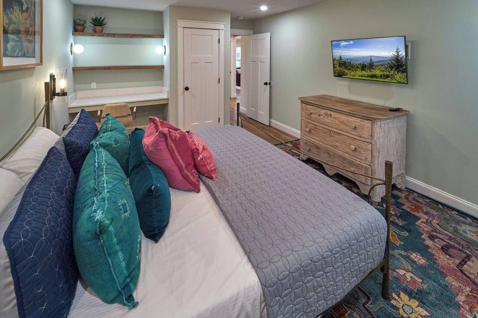 Bedroom 1 - King Bed