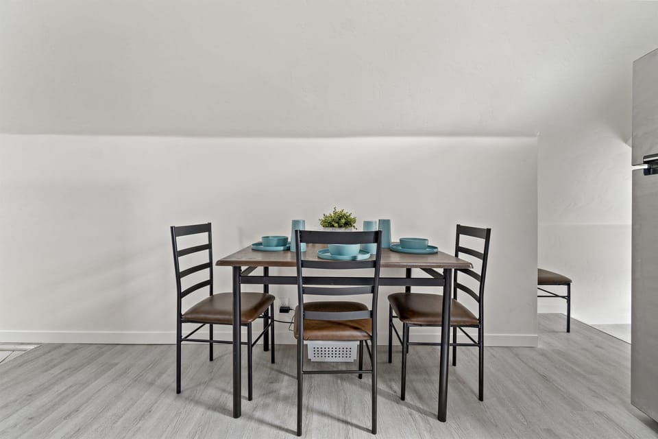 Nice table to seat up to 4