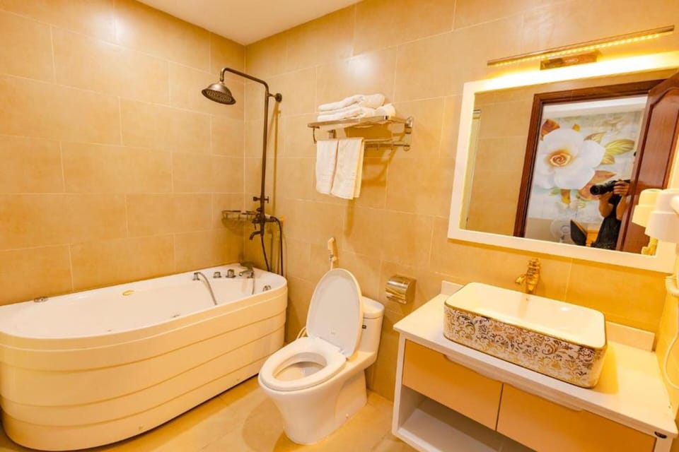 Deluxe Double Room | Bathroom | Free toiletries, hair dryer, slippers, bidet