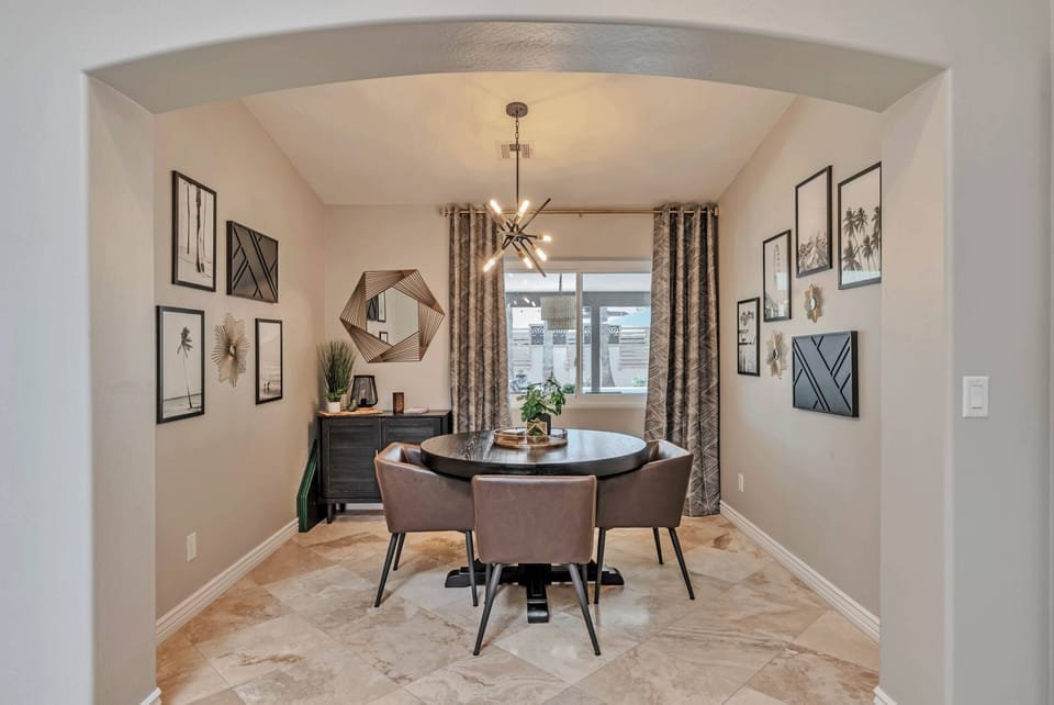 Additional dining area seating for 4. This table serves also as the game table!