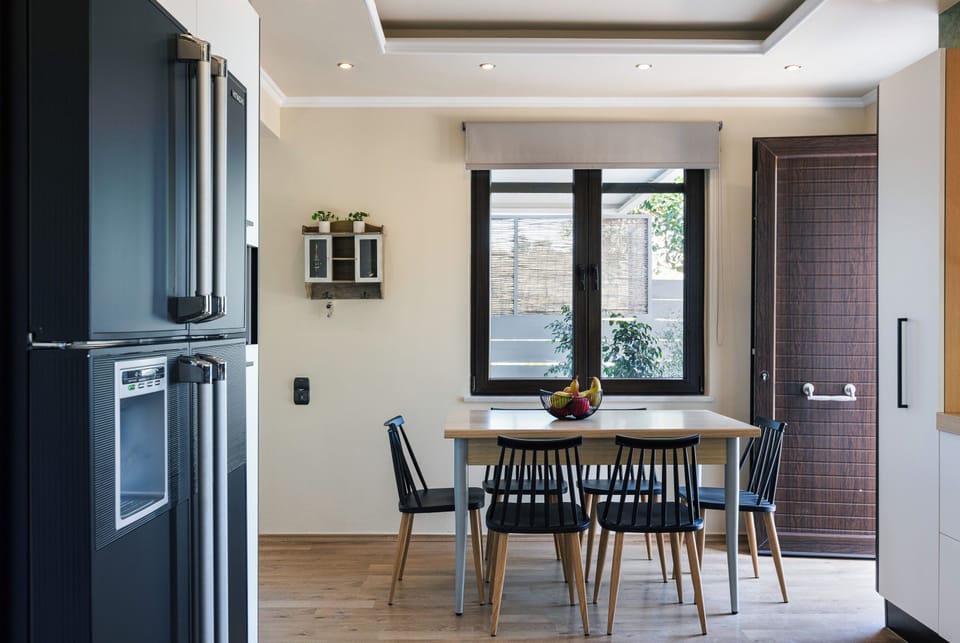 Second dining table, comfortably seating up to 6 guests