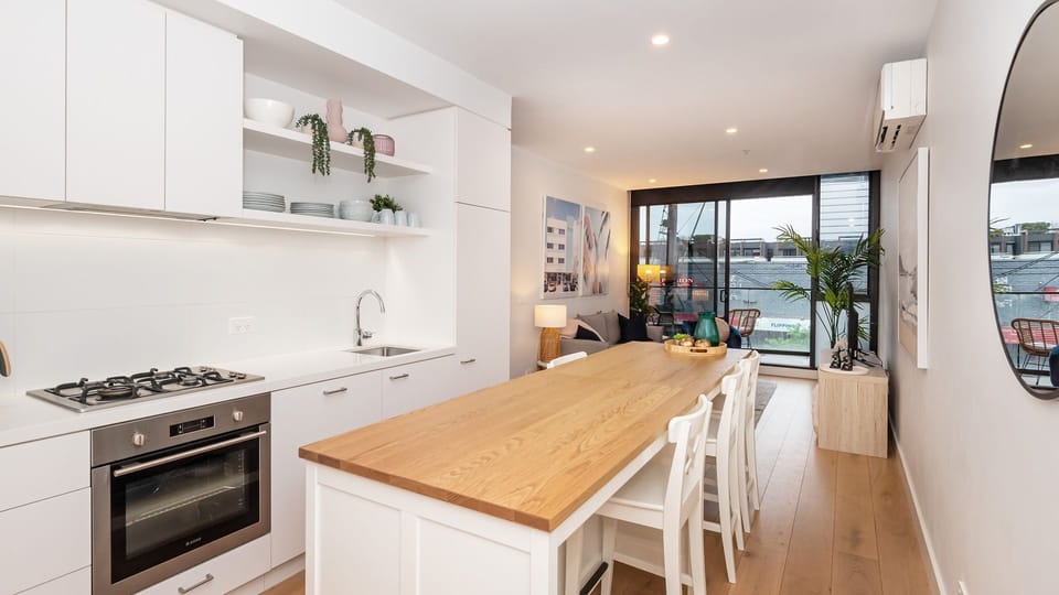 Fully equipped kitchen and large island bench dining 