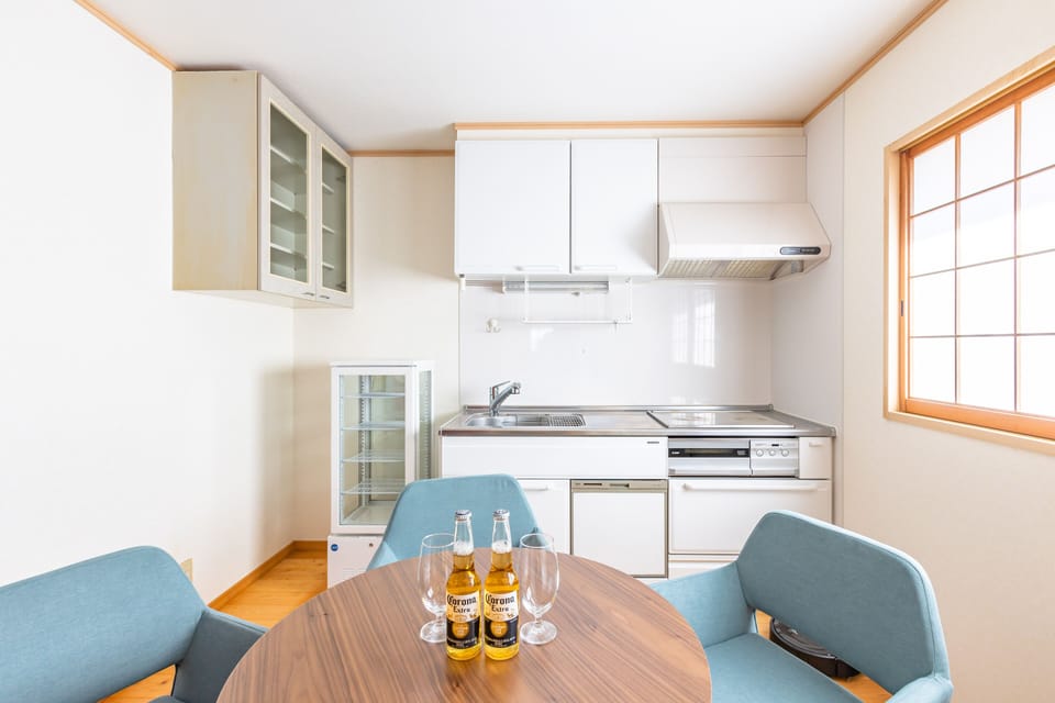 Full-size fridge, microwave, oven, stovetop