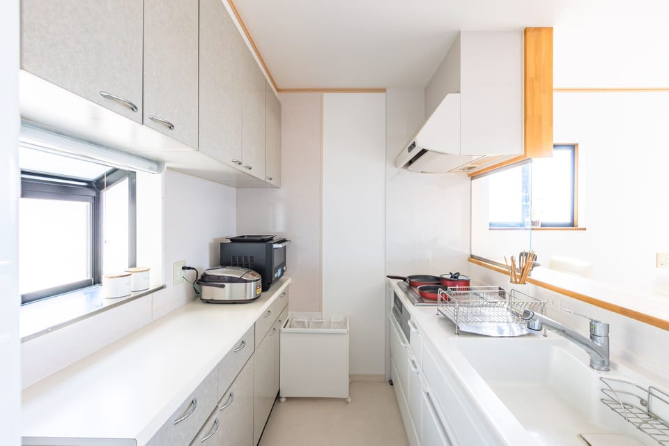 Full-size fridge, microwave, oven, stovetop