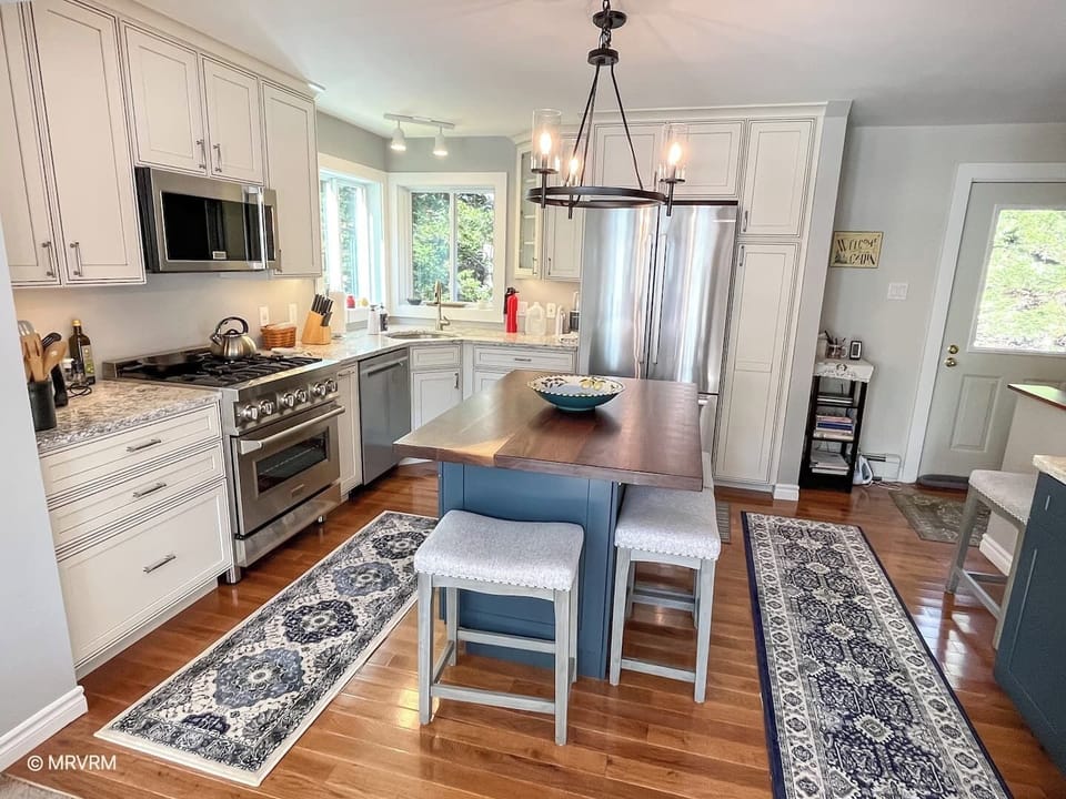 Kitchen with island/breakfast bar seating