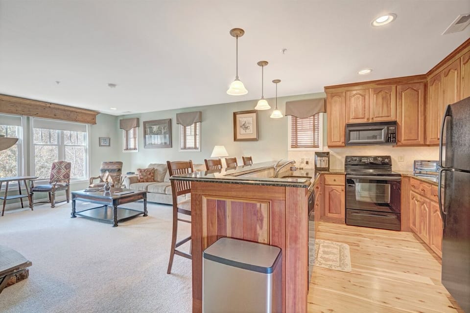 Open Floor Plan--- Kitchen/Living Rooms