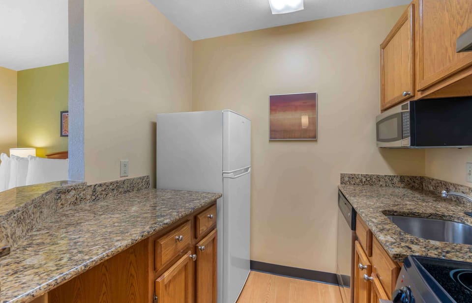Deluxe Studio, 1 Queen Bed, Non Smoking, Refrigerator & Microwave | Private kitchen | Full-size fridge, microwave, oven, stovetop
